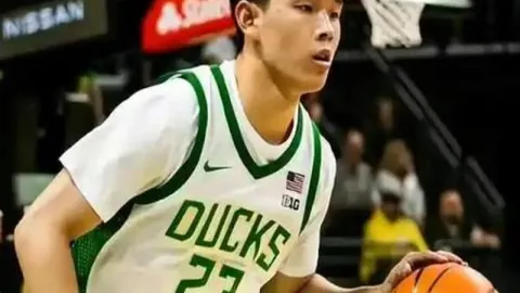 胡明轩关键三分锁定胜局，中国男篮险胜尤文图特